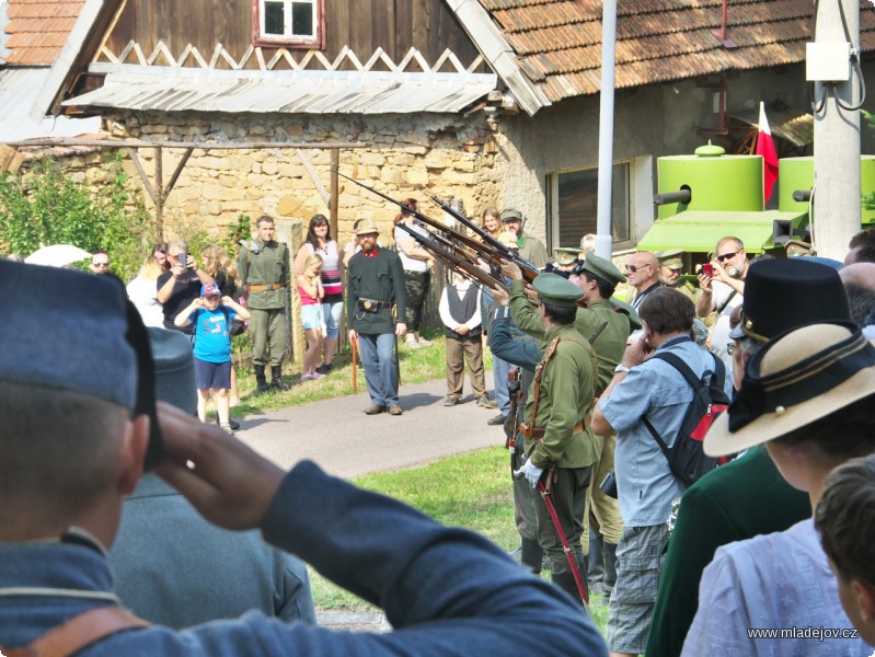 Fotografie Pietní akt vrcholí čestnou salvou.