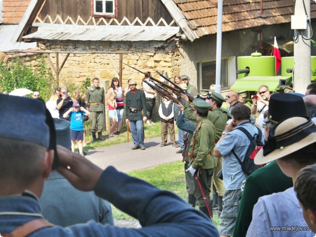 Fotografie Pietní akt vrcholí čestnou salvou.