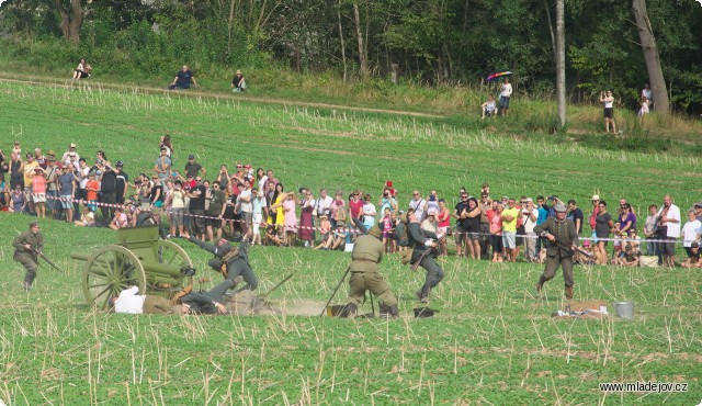 Fotografie Dobytí pozice ruského dělostřelectva, jež zle decimovalo při prvním útoku rakousko-uherské brance.