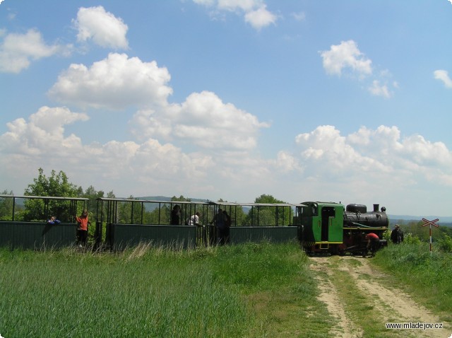 Fotografie První jarní zkušební jízda lokomotivy BS 80 se zátěží na přejezdu nad muzeem v&nbsp;traťovém km 1,0.