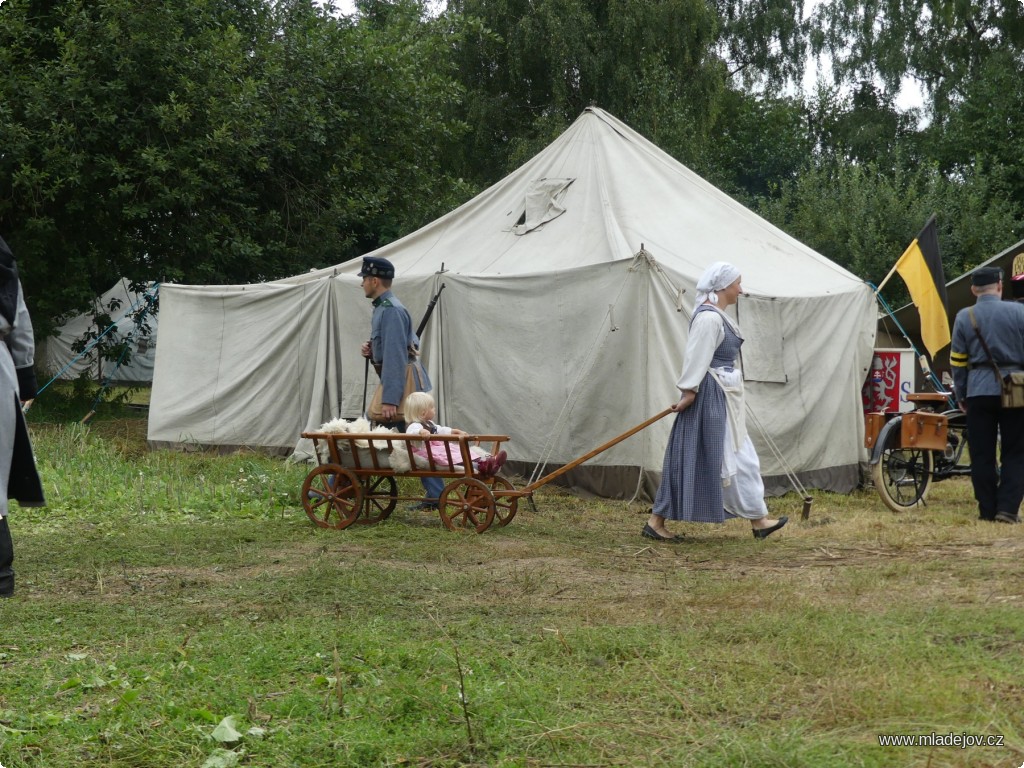 Fotografie Za areálem mladějovského muzea vyrostlo v&nbsp;předstihu malé stanové městečko…