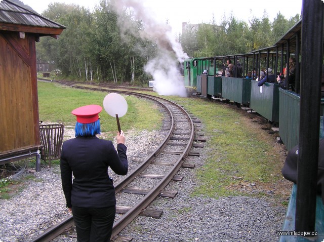 Fotografie Odjezd ranního parního výletního vlaku z&nbsp;Mladějova.