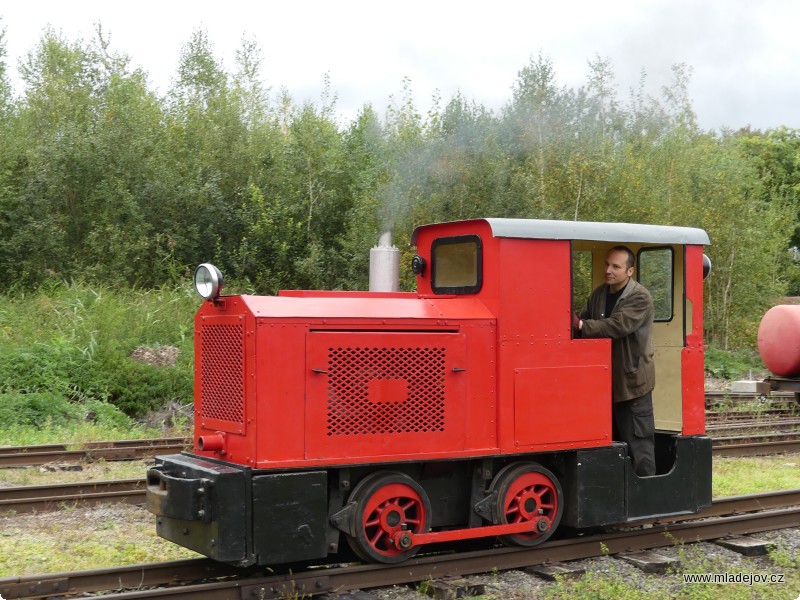Fotografie Pokračují malé motorové lokomotivy, nejprve Orenstein & Koppel MD 3, která pro změnu nemá startér vůbec a startuje se klikou.