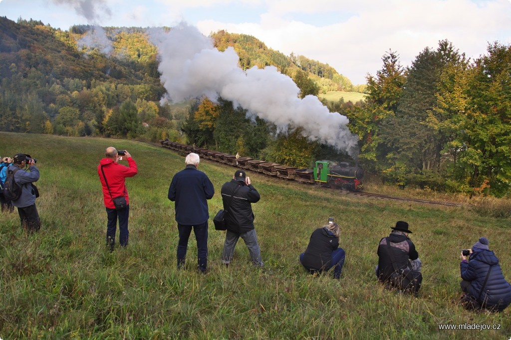 Fotografie … zato nad Mladějovem hraje urputnou hru na schovávanou.