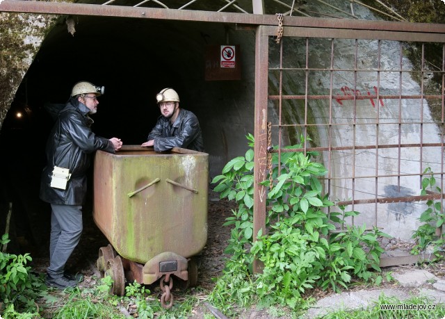 Fotografie Do Jihlavské štoly se opět vrátila kolejová doprava, byť jen na okamžik a s&nbsp;jediným důlním vozem. Ale i tak se může aktualizovat informace, že poslední vůz ze štoly č. 6002 vyjel 12. června 2021.