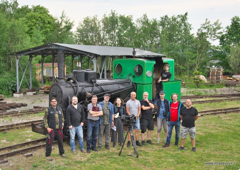 Fotografie Na závěr skupinové foto celého štábu u&nbsp;Jedničky.