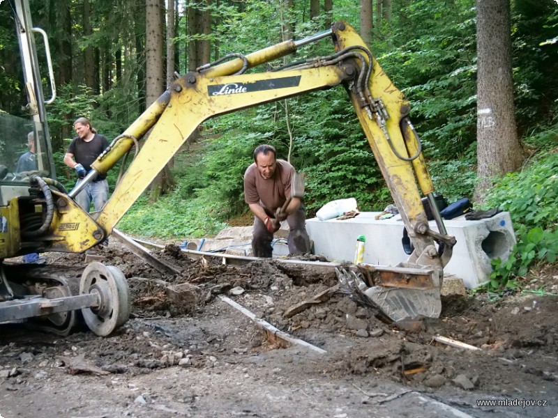 Fotografie Někdo chodí na houby, někdo na koleje – na ty je ale dobré mít pořádný bagr se šikovným bagristou.