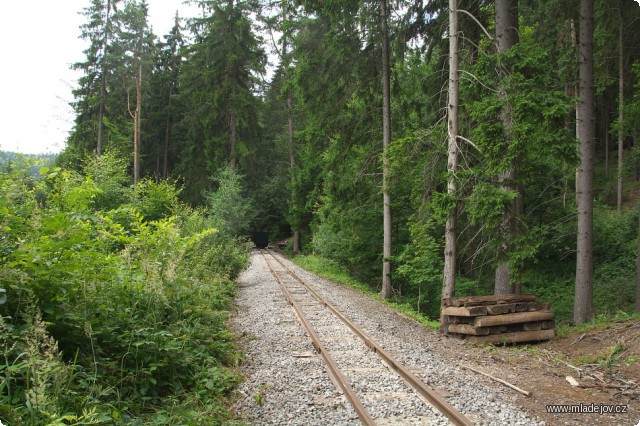 Fotografie Zrenovovaných 100 metrů trati už také dostalo svoji konečnou podobu.