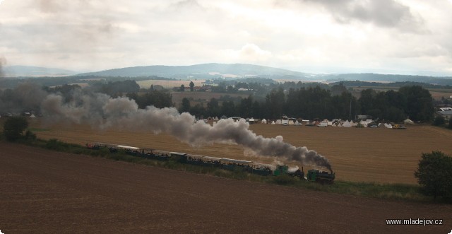 Fotografie První vlak na Novou Ves vedený dvěma lokomotivami. První BS 80 a druhá Krauss-Linz č. 1, která bude pokračovat dále na Hřebeč.