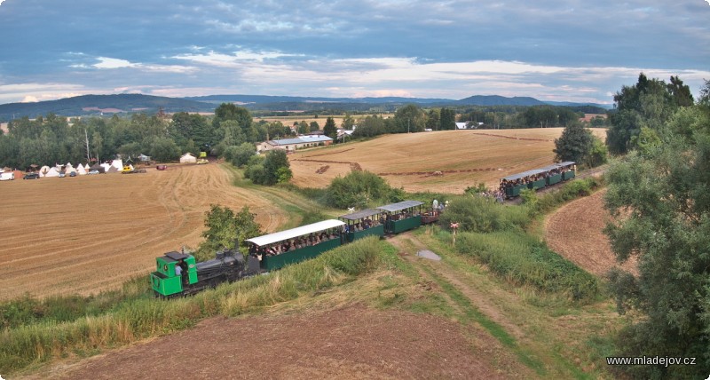 Fotografie Cesta zpět již za zpěvu obou bývalých znepřátelených stran.