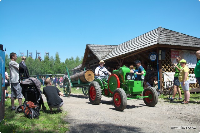 Fotografie Traktor Svoboda DK 12 s&nbsp;přivěšenou lejtou… nutno podotknout, že prázdnou.