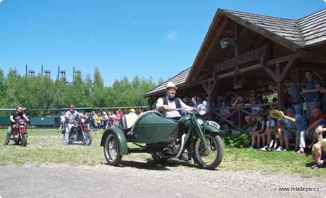 Fotografie Ne všechny motocykly jsou však jednostopé a dvoutaktní: první typ vyráběný firmou JAWA měl čtyřtaktní půllitrový jednoválcový motor s&nbsp;rozvodem OHV, zde dokonce s&nbsp;postranním vozíkem čili sajdkárou.