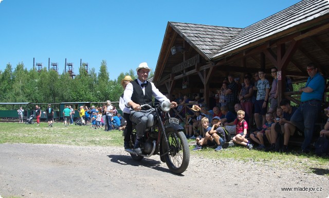 Fotografie A abychom nenadržovali jen firmě JAWA, jeden stroj od České zbrojovky - motocykl ČZ 150C.