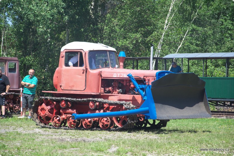 Fotografie A nakonec pásový traktor DT-75 s&nbsp;buldozerovou radlicí.