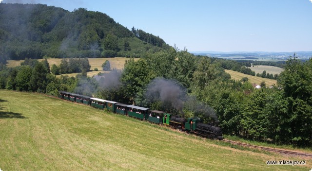 Fotografie Možná nejznámějším fotomístem je louka nad vesnicí, kudy až do doby dostavby dráhy ve dvacátých letech vedla visutá lanová dráha.