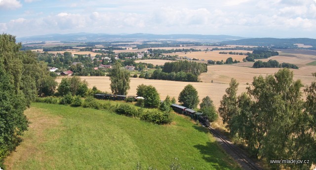 Fotografie Esíčko pod lanovkou. Z&nbsp;lesíka vlevo dříve sjížděly vozy zavěšené na lanovce do areálu šamotky v&nbsp;Mladějově na Moravě.