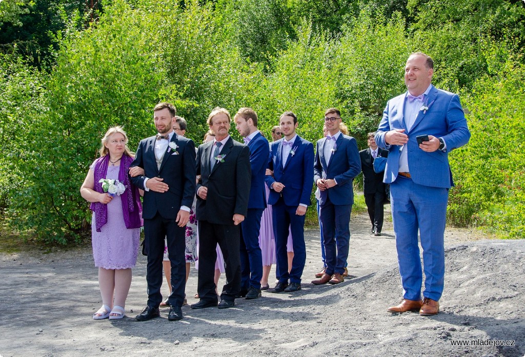 Fotografie Svědek ženicha se opět ujímá své oblíbené role zdatného organizátora.