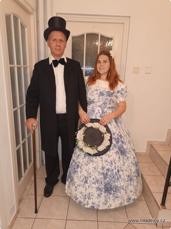 Fotografie  číslo 38 – dámské šaty velikost M až XL, pánský oblek velikost M až L
