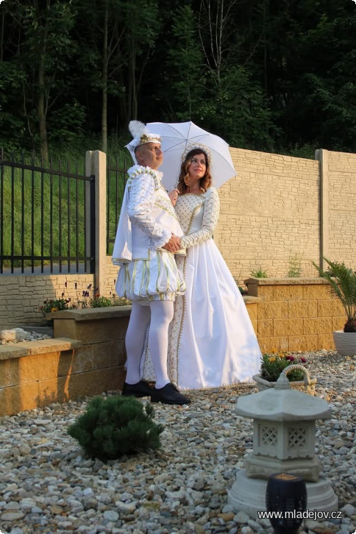 Fotografie  číslo 64 – Dámské šaty velikost M - XL, pánský oblek velikost XL