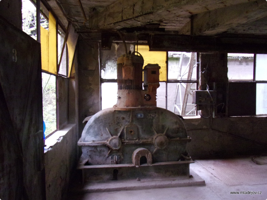 Fotografie Pro srovnání již očištěné pohony skipových výtahů a okolí.