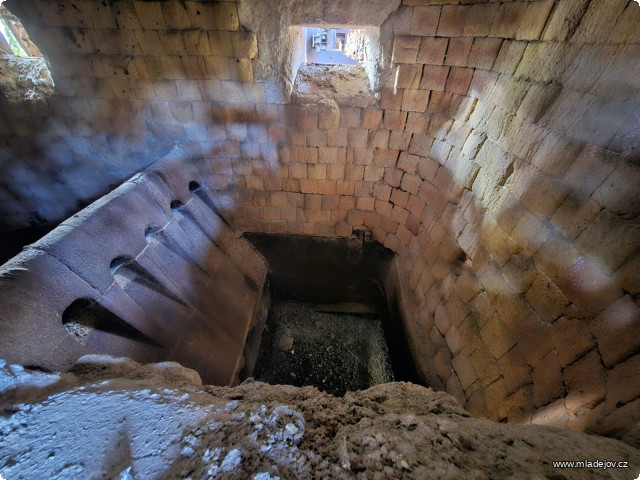 Fotografie Vnitřek šachtové pece i s&nbsp;vyzdívkou.