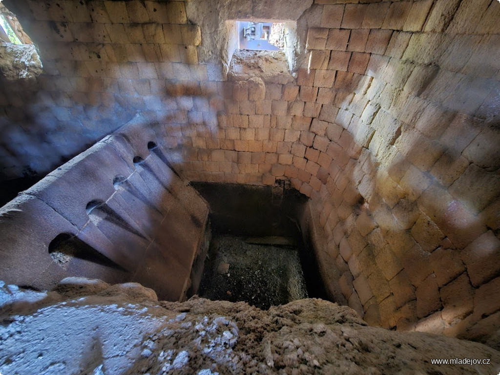 Fotografie Vnitřek šachtové pece i s&nbsp;vyzdívkou.