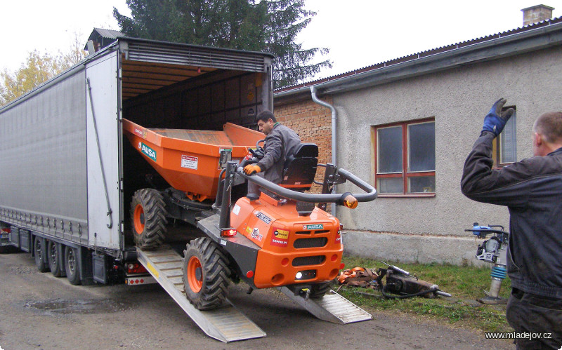 Fotografie Z návěsu ČSAD Svitavy Jirka vyváží první hračku. Vzhledem k&nbsp;množství zemních prací jsme si půjčili dumper a pořádný bagr. Děkujeme Jiřímu Karkulíkovi za nezištnou pomoc při dopravě zapůjčených strojů.