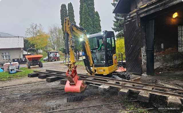 Fotografie Hydraulické svaly vyvážejí nedávno opravené kolejové pole, to příležitostně poslouží na prodloužení nějakého šturcu.