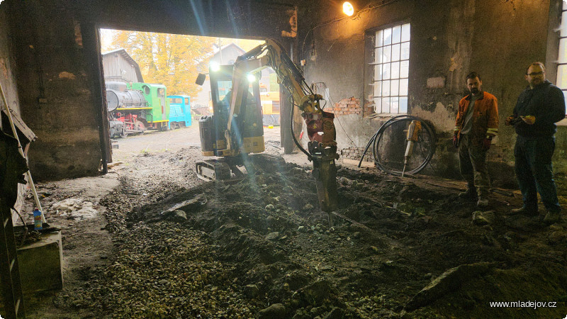 Fotografie Narazili jsme na něco tvrdého, tedy ke slovu přišlo i kladivo.