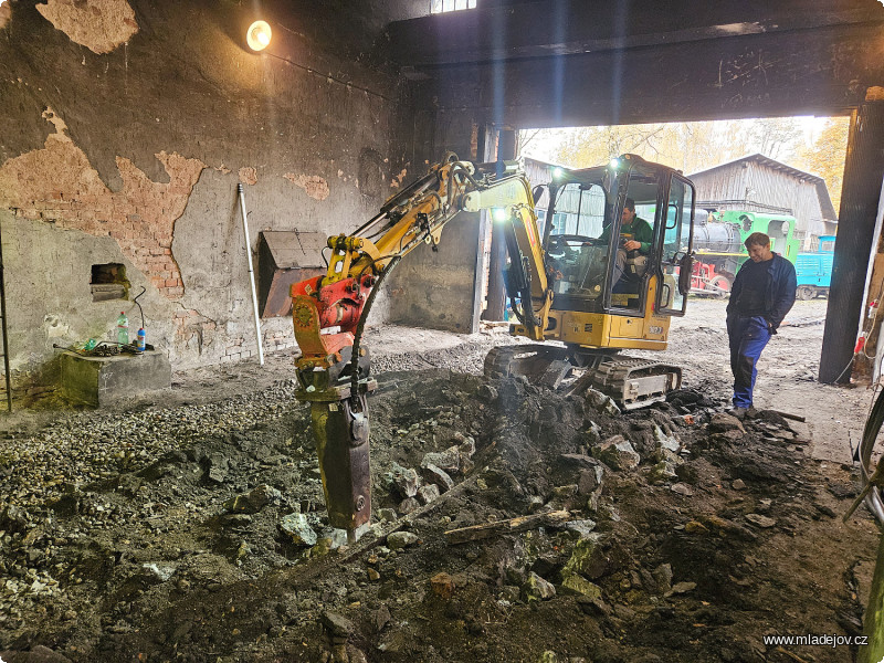 Fotografie Byl to starý "modrý" beton, který dal půjčenému bagru zabrat.