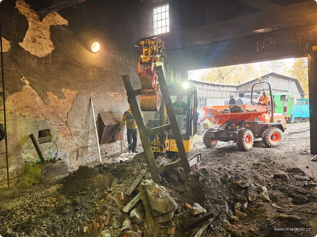 Fotografie A z&nbsp;betonu se vyklubaly zbytky popelové jámy.