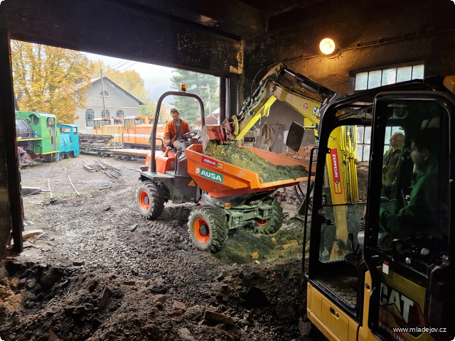 Fotografie Vyvážíme hlínu smíchanou s&nbsp;popelem, z&nbsp;této směsi je celá navážka pod areálem. Takový materiál v&nbsp;kolejovém spodku nechceme.