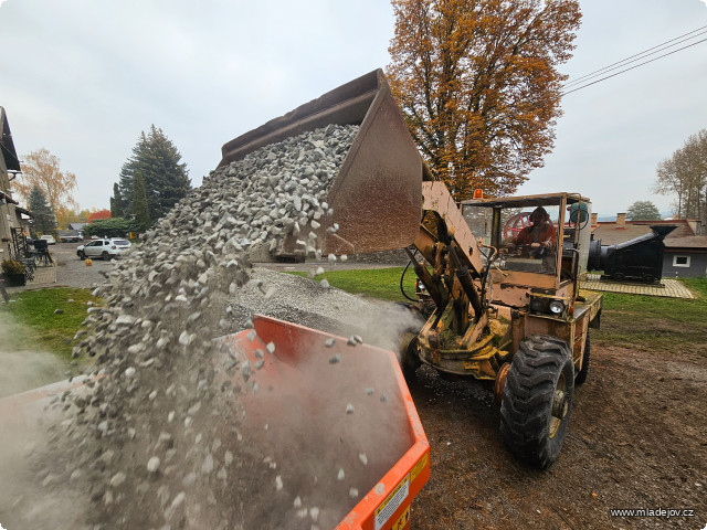 Fotografie Pod dobře postavenými kolejemi je vždy štěrk.