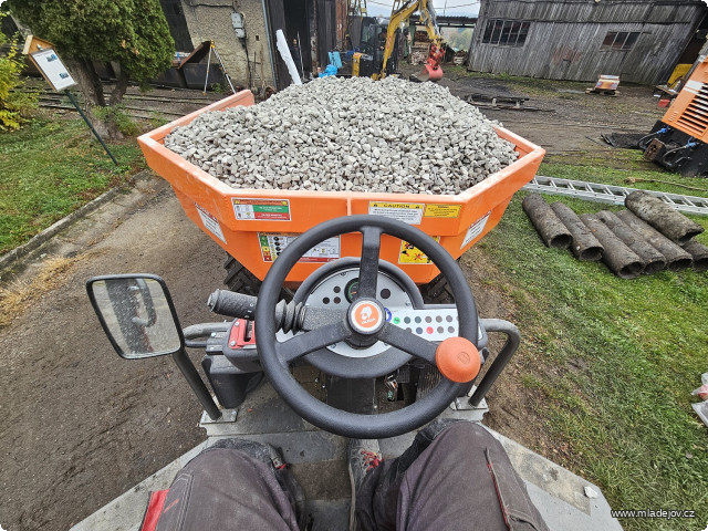 Fotografie Z dumperu se stala oblíbená hračka, stála se na něj dokonce fronta.