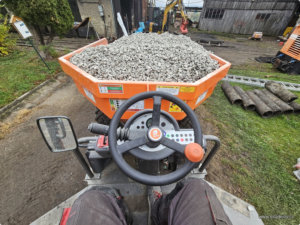 Fotografie Z dumperu se stala oblíbená hračka, stála se na něj dokonce fronta.