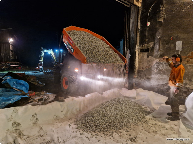 Fotografie Dny se krátí, ale tmy se v&nbsp;Mladějově nebojíme. Nejdříve musíme vybudovat sjezd do výtopny, kde vznikl 60cm schod.