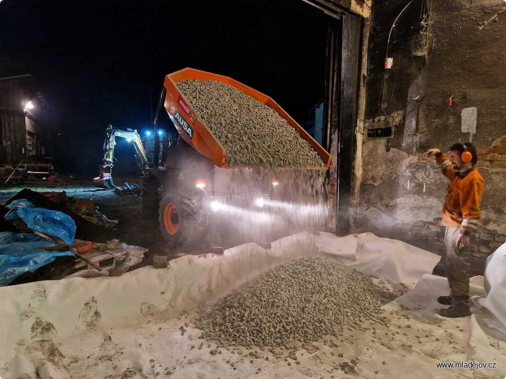Fotografie Dny se krátí, ale tmy se v&nbsp;Mladějově nebojíme. Nejdříve musíme vybudovat sjezd do výtopny, kde vznikl 60cm schod.