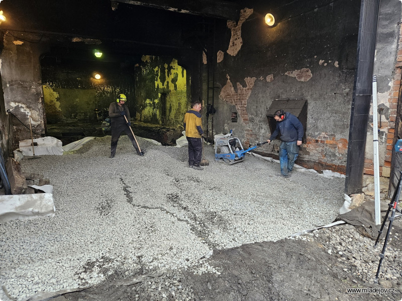 Fotografie Pod budoucí kolejiště se musí připravit řádně zhutněné podloží se správnou nivelitou.