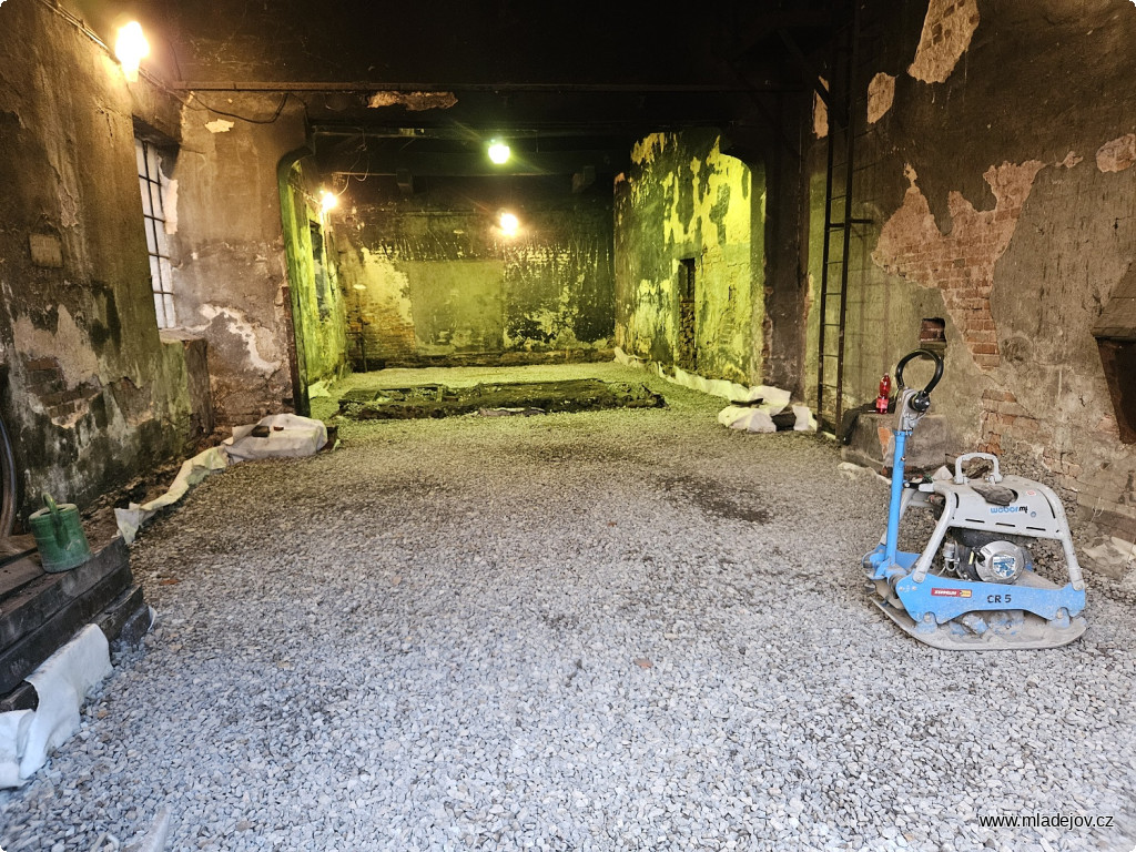 Fotografie Finální pohled na zaštěrkovanou výtopnu. Zbývá už jen spousta práce a rekonstrukce prohlížecího kanálu.