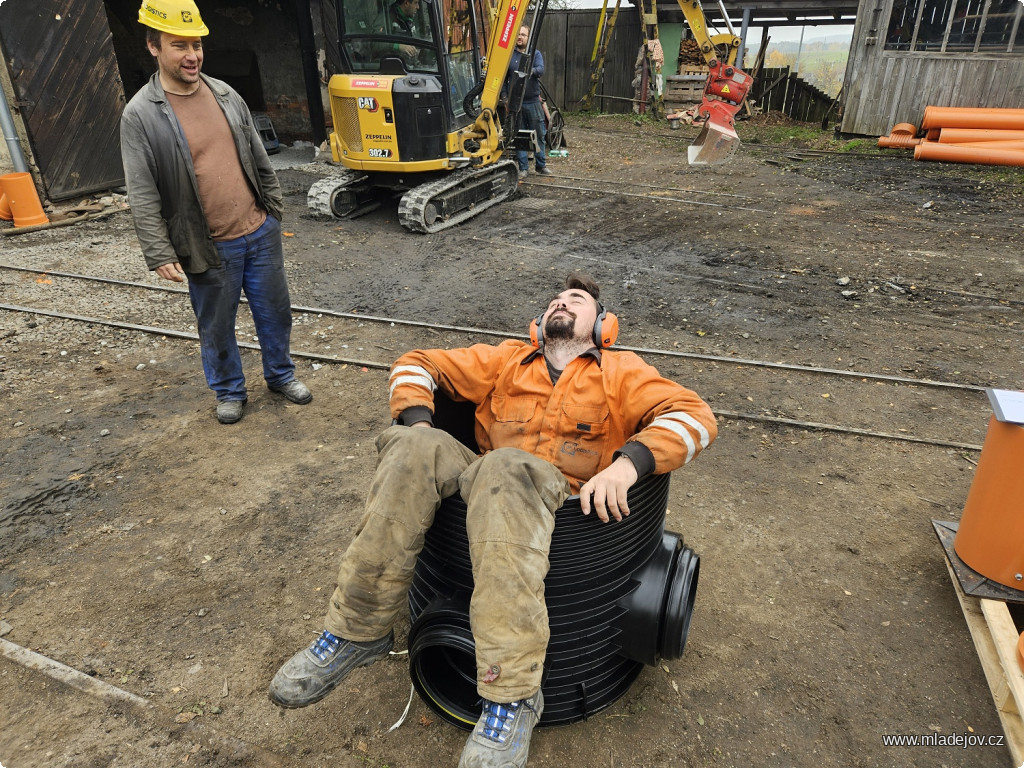 Fotografie Další etapou je nová dešťová kanalizace, Petr nabírá síly v&nbsp;nové šachtě.