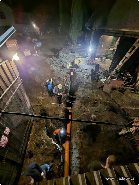 Fotografie Dny jsou nějaké krátké, proto opět pracujeme i za tmy.