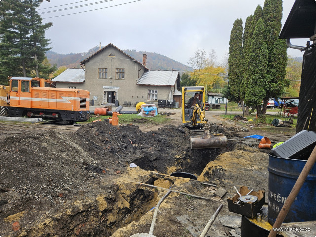 Fotografie KG trubky zasypeme dle technologického postupu pískem.