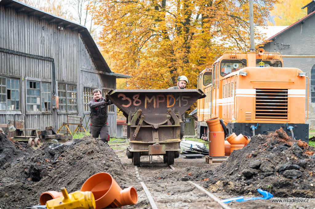 Fotografie Zatímco přijíždí další dvoukubík plný písku.