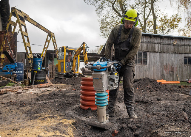 Fotografie Zasypaný výkop řádně zhutníme a tím bude podzimní část hotová. Pokračování zase v&nbsp;další galerii.