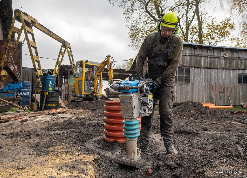 Fotografie Zasypaný výkop řádně zhutníme a tím bude podzimní část hotová. Pokračování zase v&nbsp;další galerii.