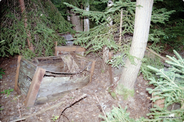 Fotografie Důlní archeolog mi vyprávěl scény, kdy během průzkumu zdejších pozůstatků po těžbě nalezli řadu dřevěných vozíků uprostřed lesa.