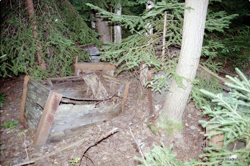 Fotografie Důlní archeolog mi vyprávěl scény, kdy během průzkumu zdejších pozůstatků po těžbě nalezli řadu dřevěných vozíků uprostřed lesa.