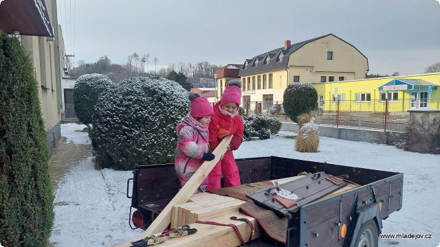 Fotografie Po pečlivém oměření proběhla objednávka dřeva a z&nbsp;Mladějova do dílny v&nbsp;Chocni přijel vlek kvalitního dřeva.