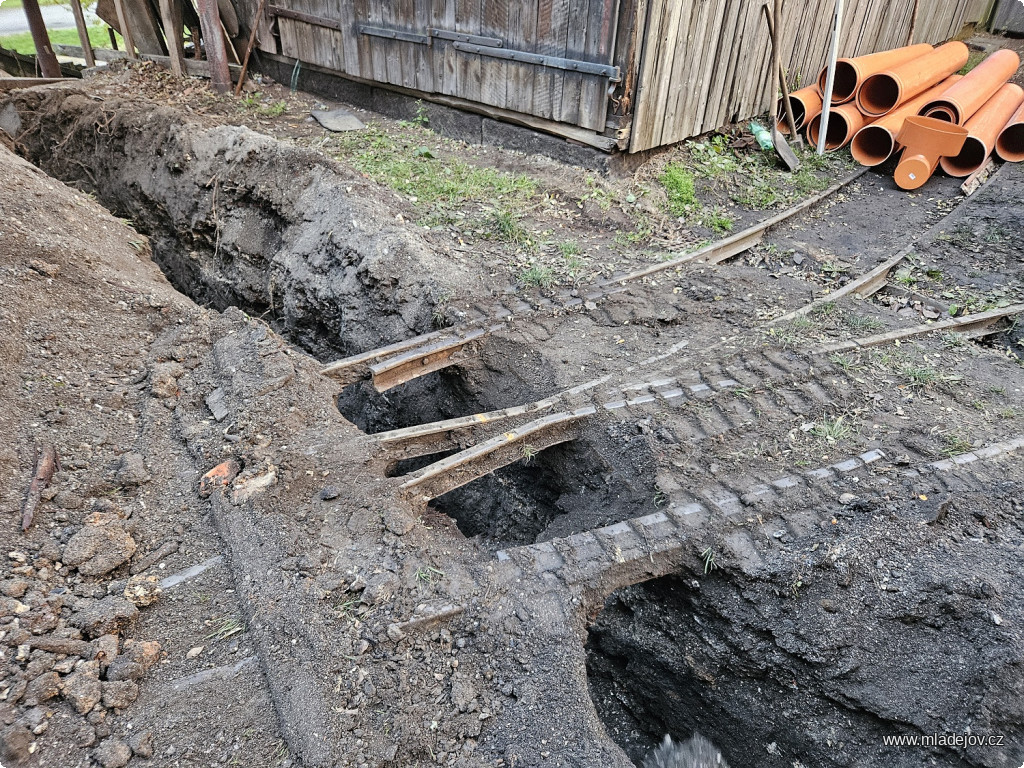 Fotografie Při podkopávání výhybky přišla do ruky i lopata, tam se bagr nedostane.