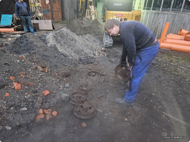 Fotografie Poté se Jirka vrhnul na výkop směrem ke klempírně a z&nbsp;lopaty začla vypadávat první kolečka.
